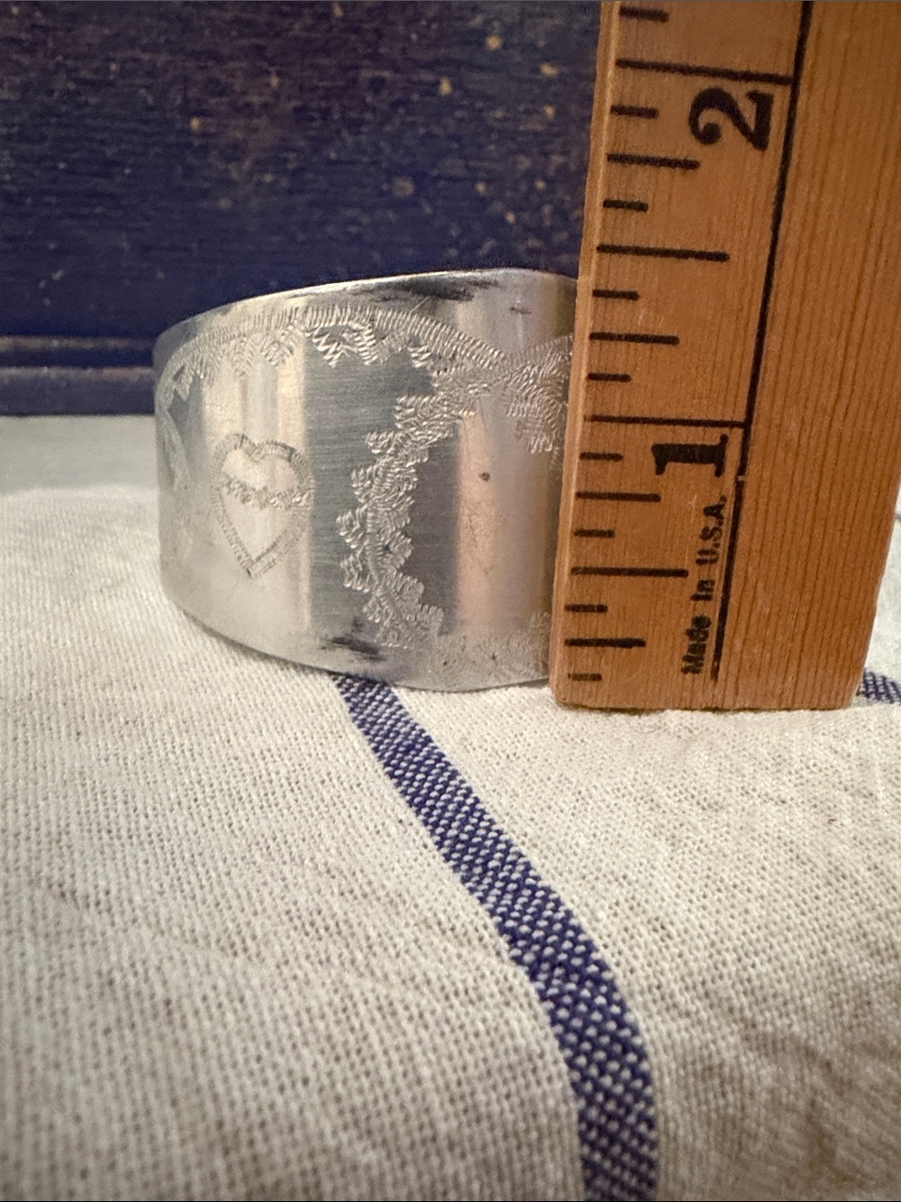 ✨ Vintage WWII Aluminum Trench Art Sweetheart Cuff Bracelet (1944) ✨ - Picture 5 of 7